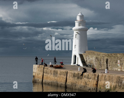 Macduff lighthouse sea angling pier moray coast Foto Stock