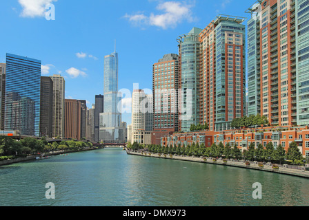 Skyline della città di Chicago, Illinois lungo il fiume Chicago nell'area del ciclo del centro cittadino Foto Stock