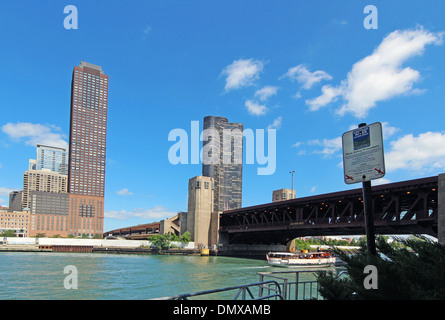 Tour in barca passando sotto il Lake Shore Drive ponte sul fiume di Chicago nell'area del ciclo del centro di Chicago, Illinois Foto Stock