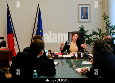 Nuovo Ambasciatore ceca per la Slovacchia Livia Klausova parla ai giornalisti ceca nel suo ufficio a Bratislava, in Slovacchia il 17 dicembre 2013. (CTK foto/Jan KOLLER) Foto Stock