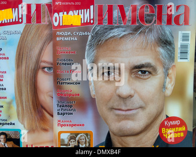 Film di Hollywood Star George Clooney appare sulla copertina di una lucida rivista russa. Foto Stock