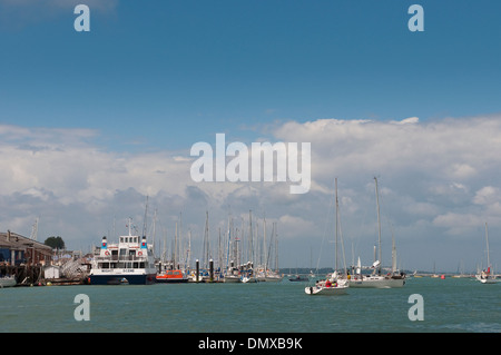 Barche in Oriente e Occidente Cowes sull'Isola di Wight. Foto Stock