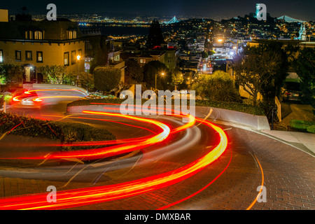 Sfocato auto sentieri di luce di notte a Lombard Street, San Francisco, California, Stati Uniti d'America Foto Stock