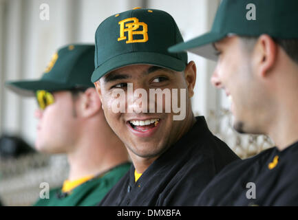 Jan 26, 2006; West Palm Beach, FL, Stati Uniti d'America; PBCC lanciatore di baseball, Hassan Peña, siede sul banco durante il gioco. Peña difettato da Cuba e un avvocato locale sta gestendo la sua carriera. Credito: Foto da Allen Eyestone/Palm Beach post/ZUMA premere. (©) Copyright 2006 da Palm Beach post Foto Stock