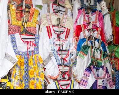 Russi tradizionali costumi donna in vendita presso il mercato Izmaylovo a Mosca, Federazione russa Foto Stock