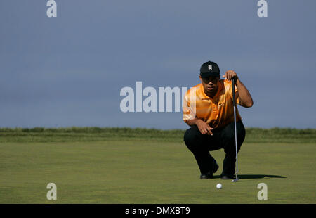 Jan 27, 2006; La Jolla, CA, Stati Uniti d'America; GOLF: Tiger Woods fino putt sul quarto del sud corso durante la seconda giornata della Buick Invitational 2006. Credito: Foto di Sean M Haffey/San Diego raccordo T/ZUMA premere. (©) Copyright 2006 da San Diego raccordo T Foto Stock