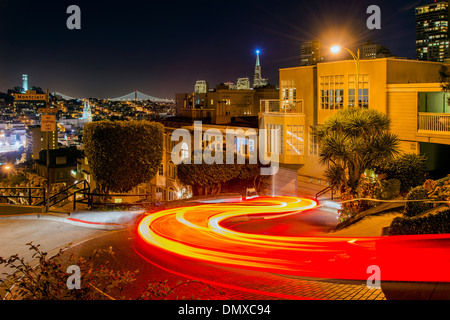 Sfocato auto sentieri di luce di notte a Lombard Street, San Francisco, California, Stati Uniti d'America Foto Stock