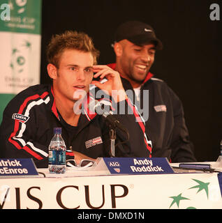 Feb 07, 2006; La Jolla, CA, Stati Uniti d'America; Andy Roddick e James BLAKE al Pre-Draw conferenze stampa a La Jolla Beach e Tennis Club. Stati Uniti svolgeranno la Romania nella Coppa Davis la concorrenza. Credito: foto da John Hardick/ZUMA premere. (©) Copyright 2006 da John Hardick Foto Stock