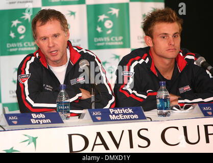 Feb 07, 2006; La Jolla, CA, Stati Uniti d'America; PATRICK MCENROE e Andy RODDICK al Pre-Draw conferenze stampa a La Jolla Beach e Tennis Club. Stati Uniti svolgeranno la Romania nella Coppa Davis la concorrenza. Credito: foto da John Hardick/ZUMA premere. (©) Copyright 2006 da John Hardick Foto Stock