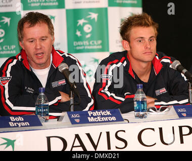 Feb 07, 2006; La Jolla, CA, Stati Uniti d'America; PATRICK MCENROE e Andy RODDICK al Pre-Draw conferenze stampa a La Jolla Beach e Tennis Club. Stati Uniti svolgeranno la Romania nella Coppa Davis la concorrenza. Credito: foto da John Hardick/ZUMA premere. (©) Copyright 2006 da John Hardick Foto Stock