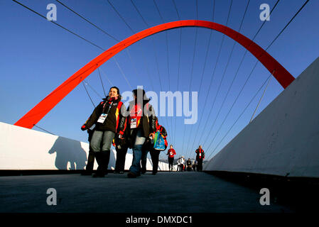 Feb 09, 2006; Torino, Peidmont, Italia; sono le persone che fanno il loro modo di giovedì sera di febbraio 9, 2006 a Torino, in Italia attraverso il ponte dal centro Lingotto al villaggio atleti prima dei XX Giochi Olimpici Invernali. Credito: Foto di W Luther/San Antonio Express ZUMA premere. (©) Copyright 2006 by W Luther/San Antonio Express Foto Stock