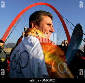 Feb 09, 2006; Torino, Peidmont, Italia; Ucraina Comitato Olimpico Nazionale presidente Sergey BUBKA comporta per i media giovedì sera di febbraio 9, 2006 a Torino, in Italia prima di portare la fiamma olimpica. Credito: Foto di W Luther/San Antonio Express ZUMA premere. (©) Copyright 2006 by W Luther/San Antonio Express Foto Stock