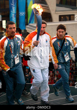 Feb 09, 2006; Torino, Peidmont, Italia; la fiamma olimpica è portato giovedì sera di febbraio 9, 2006 a Torino in Italia da Ucraina Comitato Olimpico Nazionale presidente Sergey BUBKA. Credito: Foto di W Luther/San Antonio Express ZUMA premere. (©) Copyright 2006 by W Luther/San Antonio Express Foto Stock