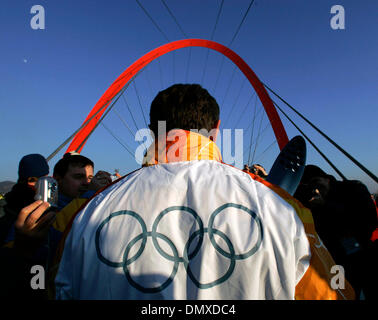 Feb 09, 2006; Torino, Peidmont, Italia; Ucraina Comitato Olimpico Nazionale presidente Sergey BUBKA comporta per i media giovedì sera di febbraio 9, 2006 a Torino, in Italia prima di portare la fiamma olimpica. Credito: Foto di W Luther/San Antonio Express ZUMA premere. (©) Copyright 2006 by W Luther/San Antonio Express Foto Stock