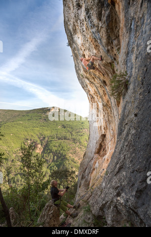 Sport Arrampicata su roccia, a Vallada, Costa Blanca, Spagna, Europa. Foto Stock