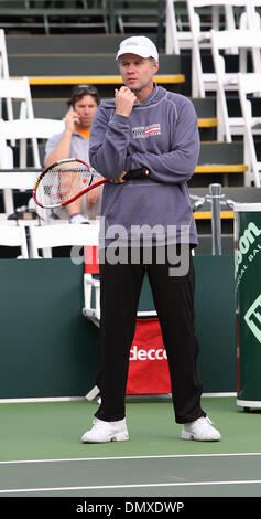 Feb 10, 2006; La Jolla, CA, Stati Uniti d'America; PATRICK MCENROE orologi come Andy Roddick si riscalda per il 2006 Coppa Davis a La Jolla Beach e Tennis Club, La Jolla, California. Credito: foto da John Hardick/ZUMA premere. (©) Copyright 2006 da John Hardick Foto Stock