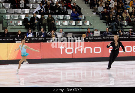 Feb 11, 2006; Torino, Italia; XX Olimpiadi Invernali: JOHN BALDWIN e INOUE RENA DI gli Stati Uniti di competere in coppie breve programma in occasione dei Giochi Olimpici Invernali di Torino 2006. Credito: Foto di K.C. Alfred/SDU-T/ZUMA premere. (©) Copyright 2006 by SDU-T Foto Stock