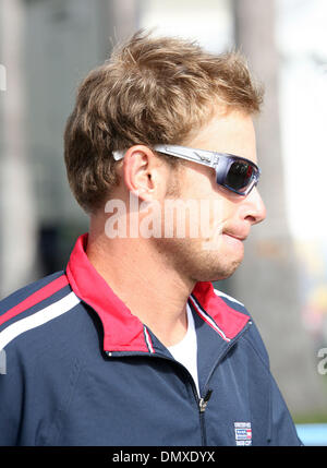 Feb 11, 2006; La Jolla, CA, Stati Uniti d'America; tennis: Andy RODDICK torna alla cerimonia di apertura del 2006 Coppa Davis a La Jolla Beach e Tennis Club di La Jolla. Credito: foto da John Hardick/ZUMA premere. (©) Copyright 2006 da John Hardick Foto Stock