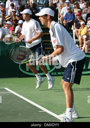 Feb 11, 2006; La Jolla, CA, Stati Uniti d'America; tennis: Bob BRYAN e Mike BRYAN giocando raddoppia al 2006 Coppa Davis a La Jolla Beach e Tennis Club a La Jolla obbligatorio Credito: foto da John Hardick/ZUMA premere. (©) Copyright 2006 da John Hardick Foto Stock