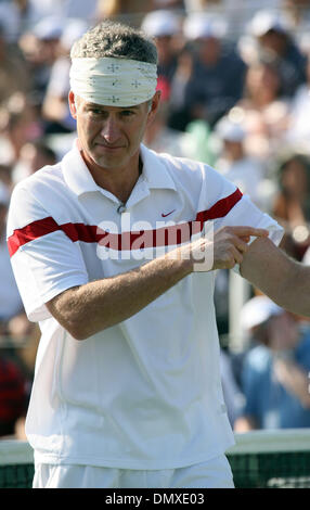 Feb 11, 2006; La Jolla, CA, Stati Uniti d'America; tennis: JOHN McENROE la riproduzione di una mostra raddoppia corrispondenti dopo i Romeni incamerata la raddoppia la corrispondenza alla 2006 Coppa Davis a La Jolla Beach e Tennis Club di La Jolla. Credito: foto da John Hardick/ZUMA premere. (©) Copyright 2006 da John Hardick Foto Stock