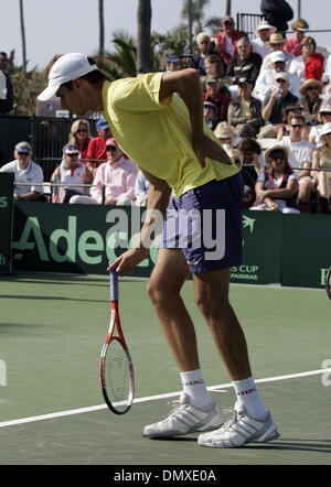 Feb 11, 2006; La Jolla, CA, Stati Uniti d'America; tennis: Victor HANESCU provenienti dalla Romania, feriti al 2006 Coppa Davis a La Jolla Beach e Tennis Club di La Jolla. Credito: foto da John Hardick/ZUMA premere. (©) Copyright 2006 da John Hardick Foto Stock