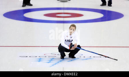 Feb 13, 2006; Torino, Italia; la Norvegia è venuto da dietro per sconfiggere gli Stati Uniti donna team di arricciatura 11 - 6 nella loro apertura rotonda match lunedì pomeriggio al Palaghiaccio di Pinerolo. Nella foto: Jamie Johnson orologi la pietra dopo aver rilasciato il suo colpo nel settimo fine il punto di svolta nella partita con la Norvegia lunedì pomeriggio. Credito: Foto di Jeff Wheeler/Minneapolis sta Foto Stock