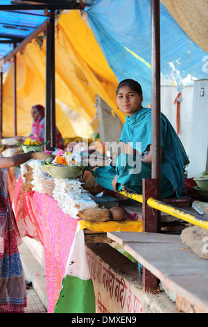 Fiori per offerte presso il tempio Omkareshwar Madhya Pradesh India Foto Stock