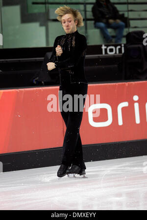 Feb 14, 2006; Torino, Italia; OLIMPIADI INVERNALI TORINO 2006: EVGENI PLUSHENKO della Russia pattini nella mens breve di pattinaggio di figura nel programma di Torino, Italia durante i Giochi Olimpici Invernali il Martedì, 14 febbraio, 2006. Credito: Foto di K.C. Alfred/SDU-T/ZUMA premere. (©) Copyright 2006 by SDU-T Foto Stock