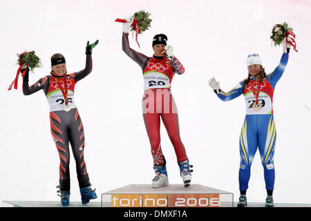 Feb 15, 2006; Torino, Italia femminile; discesa medaglia d'oro MICHAELA DORFMEISTER, centro, medaglia d'argento Martina Schild, sinistra, e medaglia di bronzo Anja Paerson visualizzare le loro medaglie per fotografi mercoledì 15 febbraio, 2006 durante i XX Giochi Olimpici Invernali di Torino, Italia. Credito: foto di William Luther/San Antonio Express-News /ZUMA premere. (©) Copyright 2006 da San Foto Stock