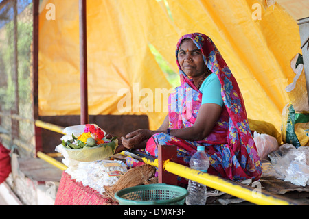 Fiori per offerte presso il tempio Omkareshwar Madhya Pradesh India Foto Stock