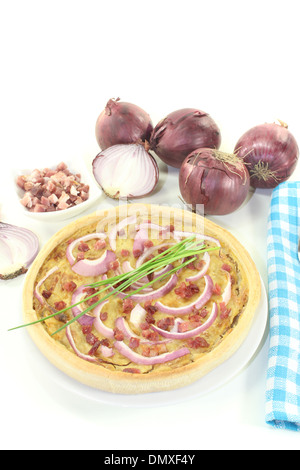 Onion tart con porri e pancetta affumicata su uno sfondo luminoso Foto Stock