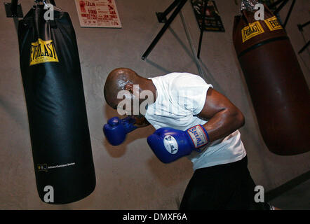 Feb 15, 2006; San Antonio, TX, Stati Uniti d'America; Welterweight boxer Golden Johnson opera sulle borse di punzonatura a "" Jesse James Leija la palestra mercoledì 15 febbraio, 2006. Poiché la sua apparizione sulla realtà show televisivo, il contender, Johnson ha lavorato per rendere una rimonta, di sorta, quando egli ha ferito suo polso destro costringendolo a uscire dallo spettacolo. Credito: Foto di K.M.H./San Antonio Ex Foto Stock