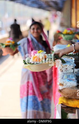 Fiori per offerte presso il tempio Omkareshwar Madhya Pradesh India Foto Stock