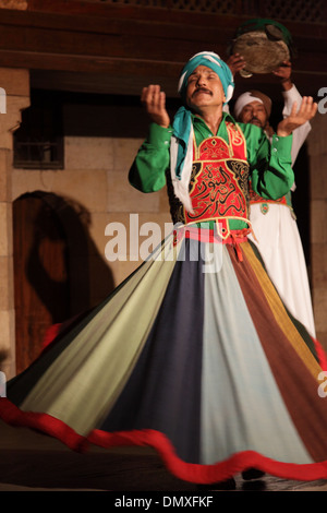 Danza Tanoura show @ Il Cairo. Nirvana spirituale di dervish in Egitto . Foto Stock