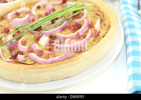 Cipolla fresca crostata con i porri e la pancetta su uno sfondo luminoso Foto Stock