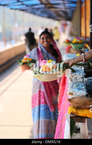 Fiori per offerte presso il tempio Omkareshwar Madhya Pradesh India Foto Stock