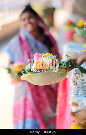 Fiori per offerte presso il tempio Omkareshwar Madhya Pradesh India Foto Stock