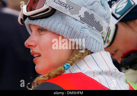 Feb 17, 2006; Torino, Italia; LINDSEY JACOBELLIS degli Stati Uniti si è schiantato il secondo e ultimo salto dello snowboard cross finali al XX Giochi Olimpici Invernali di Bardonecchia Martedì, Febbraio 17, 2006. Ha vinto una medaglia d'argento. Credito: Foto di K.C. Alfred/SDU-T /ZUMA premere. (©) Copyright 2006 by SDU-T Foto Stock