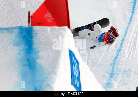 Feb 17, 2006; Torino, Italia; LINDSEY JACOBELLIS degli Stati Uniti si è schiantato il secondo e ultimo salto dello snowboard cross finali al XX Giochi Olimpici Invernali di Bardonecchia Martedì, Febbraio 17, 2006. Ha vinto una medaglia d'argento. Credito: Foto di K.C. Alfred/SDU-T /ZUMA premere. (©) Copyright 2006 by SDU-T Foto Stock