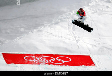 Feb 17, 2006; Torino, Italia; LINDSEY JACOBELLIS degli Stati Uniti hanno cercato di ottenere elegante per la sua strada per la vittoria, ma si è schiantato questo salto di snowboard cross finali al XX Giochi Olimpici Invernali di Bardonecchia Martedì, Febbraio 17, 2006. Ha vinto una medaglia d'argento. Credito: Foto di K.C. Alfred/SDU-T /ZUMA premere. (©) Copyright 2006 by SDU-T Foto Stock