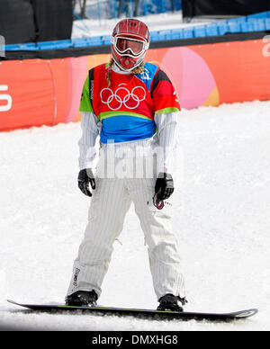 Feb 17, 2006; Torino, Italia; LINDSEY JACOBELLIS degli Stati Uniti si è schiantato il secondo e ultimo salto dello snowboard cross finali al XX Giochi Olimpici Invernali di Bardonecchia Martedì, Febbraio 17, 2006. Ha vinto una medaglia d'argento. Credito: Foto di K.C. Alfred/SDU-T /ZUMA premere. (©) Copyright 2006 by SDU-T Foto Stock