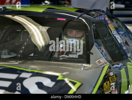 Feb 18, 2006; Daytona Beach, FL, Stati Uniti d'America; Jimmy Johnson, Lowes Chevrolet presso il garage durante la pratica per la XLVIII in esecuzione della Daytona 500, domenica prossima, 19 febbraio 2006 al Daytona International Speedway di Daytona. Credito: Foto di Winston Luzier/ZUMA premere. (©) Copyright 2006 by Winston Luzier Foto Stock