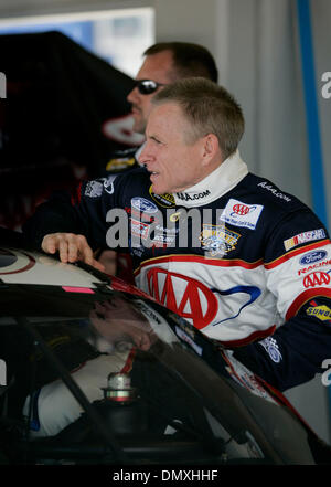 Feb 18, 2006; Daytona Beach, FL, Stati Uniti d'America; Mark Martin in garage durante la pratica per la XLVIII in esecuzione della Daytona 500, domenica prossima, 19 febbraio 2006 al Daytona International Speedway di Daytona. Credito: Foto di Winston Luzier/ZUMA premere. (©) Copyright 2006 by Winston Luzier Foto Stock