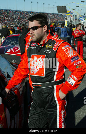 Feb 18, 2006; Daytona Beach, FL, Stati Uniti d'America; Tony Stewart per Home Depot; Joe Gibbs Racing team durante la pratica per la XLVIII in esecuzione della Daytona 500, domenica prossima, 19 febbraio 2006 al Daytona International Speedway di Daytona. Credito: Foto di Winston Luzier/ZUMA premere. (©) Copyright 2006 by Winston Luzier Foto Stock