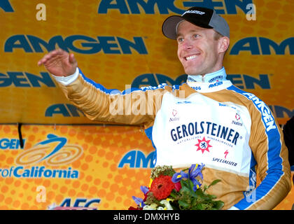 Feb 19, 2006; San Francisco, CA, Stati Uniti d'America; Levi Leipheimer, Santa Rosa, ha portato i principali peleton dei ciclisti fino San Francisco Telegraph Hill per vincere la gara di apertura del Amgen tour della California 2006 Domenica. Leipheimer, chi ha finito nella top 10 due volte al Tour de France, riguardava il 1.9 miglio sprint in 4 minuti e 53 secondi, con 590 miglia ancora a coprire prima del termine tour Foto Stock