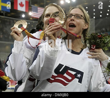 Feb 20, 2006; Torino Piemonte, Italia; OLIMPIADI INVERNALI TORINO 2006: Donna Hockey - USA vs Finlandia: STATI UNITI D'AMERICA'S Tricia Dunn-Loma, anteriore e Katie re visualizzare le loro medaglie di bronzo Lunedì 20 Febbraio, 2006 durante i XX Giochi Olimpici Invernali di Torino. Credito: Foto di W Luther/San Antonio Express-News /ZUMA premere. (©) Copyright 2006 by San Antonio Express-News Foto Stock