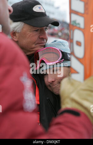 Feb 22, 2006; Torino, Italia; Minnesota di sciatori olimpici ha avuto un momento difficile sulla donna corso di slalom a Sestriere Colle mercoledì pomeriggio. Kristina Koznick finito nel trentaquattresimo posto, 3,34 secondi dietro il primo run leader, Anja Paerson della Svezia. Lindsey Kildow era in 15th, a 1,54 secondi dietro. IN QUESTA FOTO: Kristina Koznick si consola col suo papà, Jeff Koznick, dopo la sua trentaquattresima pl Foto Stock