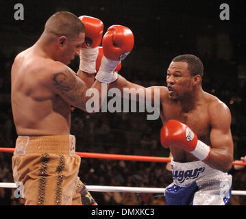 Feb 25, 2006; Las Vegas, NV, STATI UNITI D'AMERICA; " zucchero " SHANE MOSLEY sconfigge "feroce' FERNANDO VARGAS da TKO nel decimo round davanti a un sold out folla al Mandalay Bay Hotel di Las Vegas di credito obbligatorio: Foto di Rob DeLorenzo/ZUMA premere. (©) Copyright 2006 by Rob DeLorenzo Foto Stock