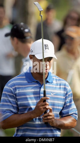 Mar 04, 2006; Miami, FL, Stati Uniti d'America; Tiger Woods passeggiate al xi tee dopo la realizzazione di un par il decimo foro. Credito: Foto da Allen Eyestone/Palm Beach post/ZUMA premere. (©) Copyright 2006 da Palm Beach post Foto Stock