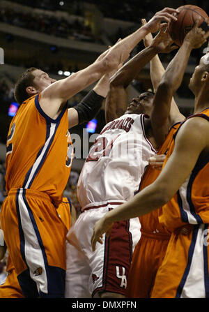 Mar 17, 2006; Dallas, TX, Stati Uniti d'America; NCAA: college basketball: Arkansas' Jonathon Modica cerca stanza attraverso Bucknell's Chris McNaughton e gli altri difensori venerdì 17 marzo 2006 presso l'American Airlines Center di Dallas, TX., durante il primo round del 2006 NCAA Division 1 di pallacanestro degli uomini di campionato. Credito: Foto di EA Ornelas/San Antonio Express-N/ZUMA premere. (©) Co Foto Stock